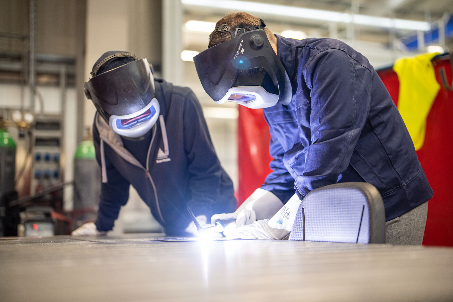 Zwei Menschen bei der Arbeit bei der SKAN GmbH.