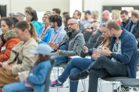 Teilnehmerinnen und Teilnehmer einer Vortragsveranstaltung.