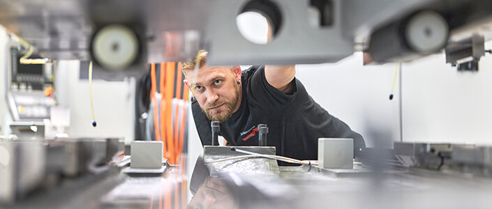 Ein Mitarbeiter an einer Maschine bei der Starrag GmbH in Chemnitz.