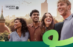 Vier lachende Menschen. Auf dem Bild befindet sich das Logo SAXONY WORKS.