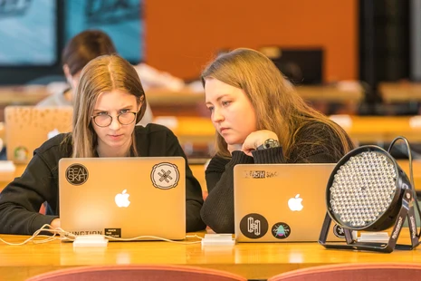 Zwei Frauen an jeweils einem Laptop.